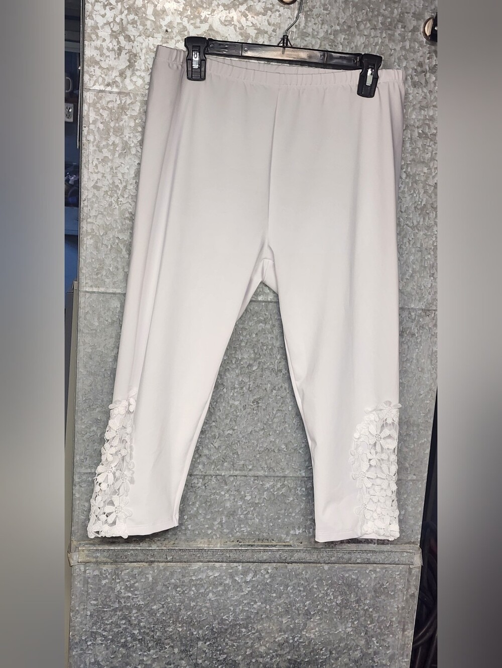 White Casual Capri Bottoms Rose Lace Womens Large